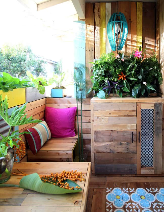 Dramatic patio makeover! Lots of patio design ideas and tutorials from DIY pallet furniture, beautiful DIY planters, bohemian decor to renter friendly tips! - A Piece of Rainbow