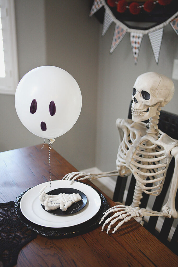 Balloon ghosts DIY Halloween party table decorations