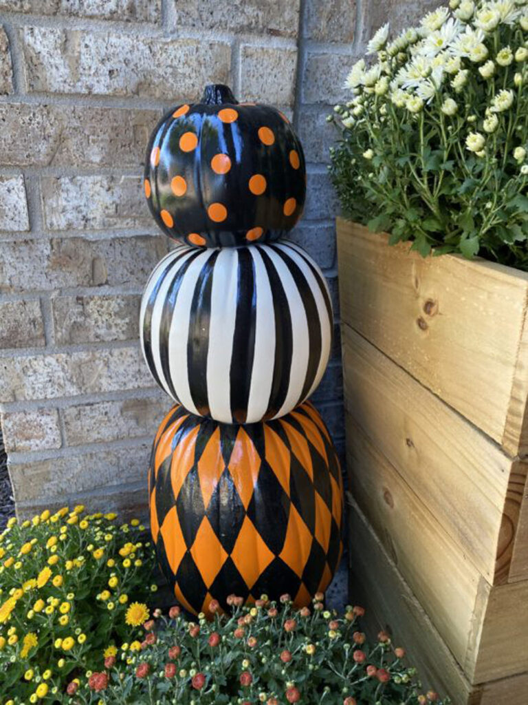 DIY backyard Halloween decoration ideas with pumpkins