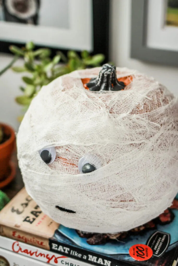 Mummy pumpkins decor