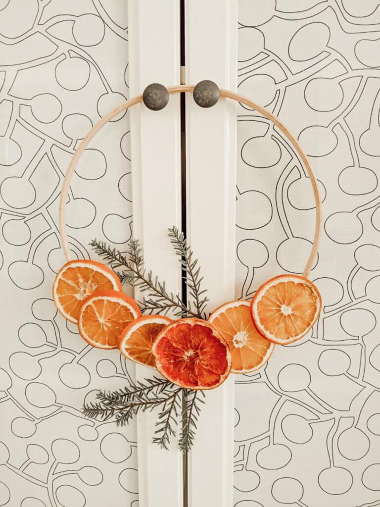 Easy Christmas wreath with dried orange slices