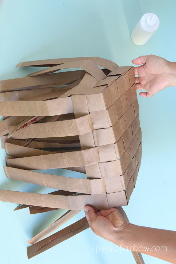 weaving the second row of the paper basket  